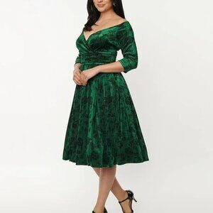 Unique Vintage Velvet Marceline Swing Dress Green & Black Rose Print Sz M (6-8)